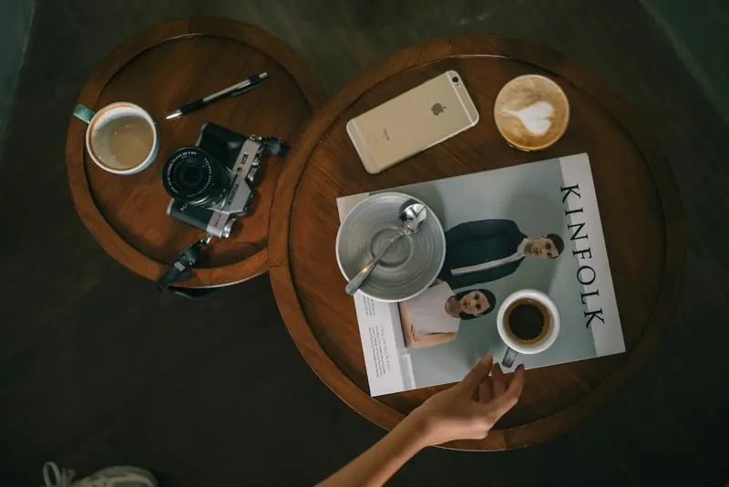 Et morgenbord med kaffe og telefonen lagt til side
